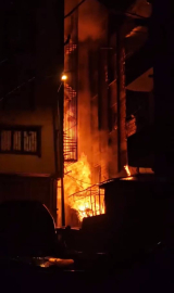 İstanbul - Bahçelievler'de hurdalıktan yükselen alevler yan binaya sıçradı