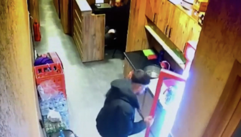 İstanbul - Beyoğlu’nda uyuyakalan kişinin cep telefonunu çalıp oyun oynamaya devam etti