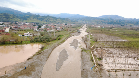 Salihli'de dereler taştı, tarım arazileri su altında kaldı