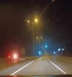 Otomobilin ters yönde ilerlediği anlar kamerada