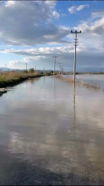 Menderes taştı, yol ulaşıma kapandı