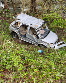 Uçuruma yuvarlanan aracın sürücüsü ile onu kurtarırken fenalaşan görevli, hastaneye kaldırıldı