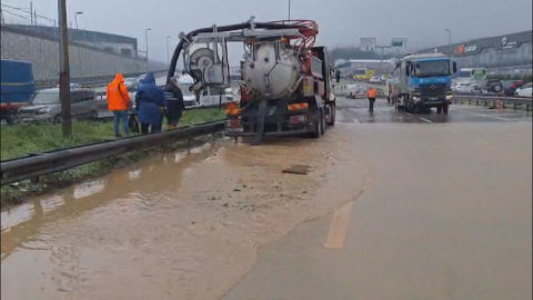 İstanbul - Çekmeköy'de dere yola taştı; Kadıköy istikameti trafiğe kapatıldı -1