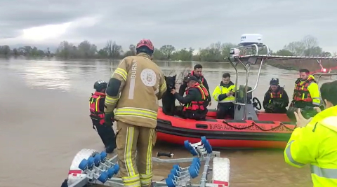 Su baskınında mahsur kalan iki köpek botla kurtarıldı; o anlar kamerada
