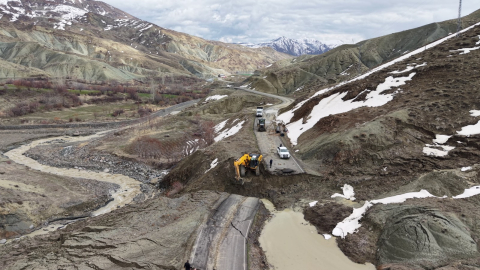 Bingöl’de sağanak sonrası köy yolu çöktü (2)