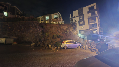 Bursa'da sitenin istinat duvarı çöktü; otomobil kullanılamaz hale geldi