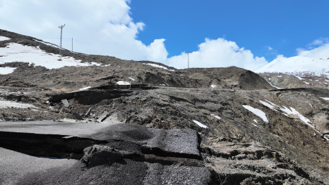 Bingöl’de sağanak sonrası köy yolu çöktü