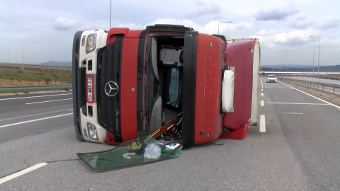 İstanbul- Tuzla’da virajı alamayan TIR devrildi