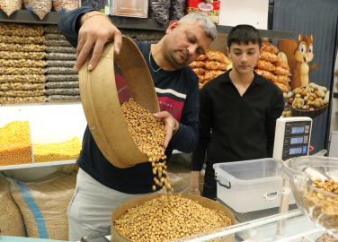 Çırak bulamayan leblebiciler, mesleği çocuklarıyla yaşatmaya çalışıyor