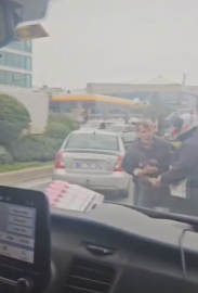 İstanbul - Ümraniye'de trafikte iki sürücünün 'yol verme' kavgası kamerada