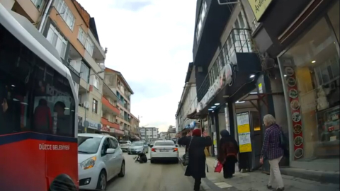 Yayaya çarptıktan sonra şoför değiştirip uzaklaştılar