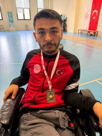 Yıllarca evden çıkmayan bedensel engelli Yücel, tanıştığı boccede stil geliştirip Türkiye şampiyonu oldu