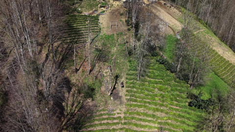 Yol olmayan eve çelik tel üzerinde tehlikeli yolculuk