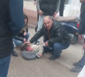 Devrilen motosikletteki kardeşler yaralandı; ağlayan çocuğu çevredekiler sakinleştirdi