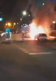 İstanbul - Beşiktaş'ta park halindeki elektrikli otomobilde çıkan yangın yandaki araca sıçradı