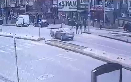 Otomobilin yayaya çarptığı kaza kamerada