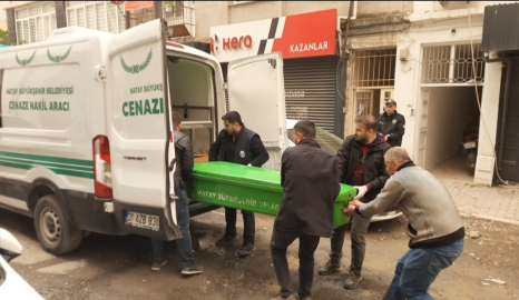Evinde bıçaklanarak öldürülmüş halde bulundu