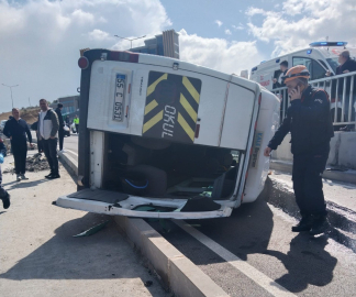 Devrilen minibüsün sürücüsü yaralandı