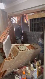 Zeytinburnu'nda inşaatta yapılan beton dökme işlemi sırasında yandaki binanın duvarı çöktü