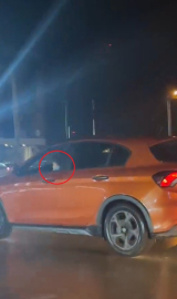 Kucağındaki çocukla otomobiliyle trafikte ilerledi