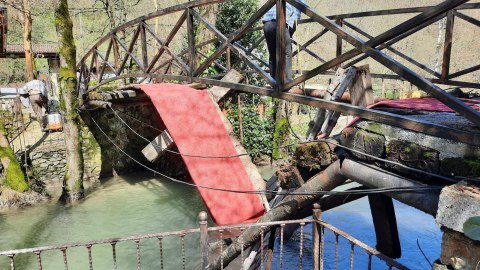 Sakarya’da asma köprü çöktü: 2 yaralı