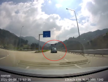 Minibüsüyle ters yönde ilerleyip trafiği tehlikeye attığı anlar kamerada