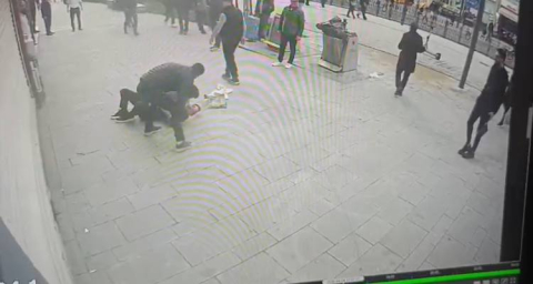 Fatih'te iki kardeşin abisine sopalı saldırısı kamerada