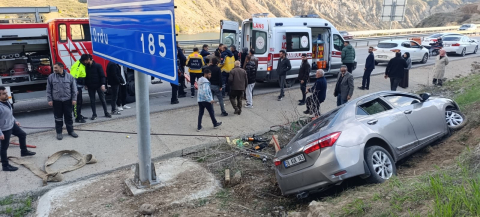 Sivas'ta otomobil şarampole devrildi: 3 yaralı