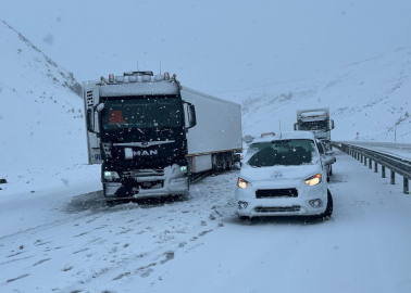 Erzincan- Sivas kara yolu Sakaltutan Geçidi’nde ulaşıma kar engeli