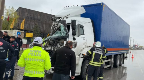 Kamyonda sıkışan şoförü, itfaiye ekipleri kurtardı