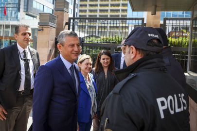 Özgür Özel, CHP Genel Merkezi'nde görevli polislerin gününü kutladı