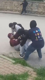 Tartıştıkları okul arkadaşlarını darbettiler; o anlar kamerada