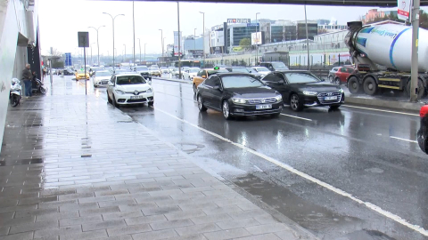 İstanbul- İstanbul'da haftanın son iş gününde yağmur etkili oluyor