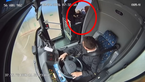 Otobüste fenalaşan kız çocuğunu, şoför hastaneye yetiştirdi; o anlar kamerada