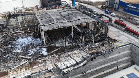 Fabrikadaki yangınının neden olduğu hasar havadan görüntülendi