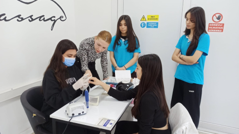 Bu liseyi bitiren öğrenciler güzellik uzmanı olacak