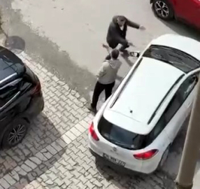 Avcılar'da ters yön kavgası; araya girenlere sinirlenen sürücü mahallelinin üzerine yürüdü