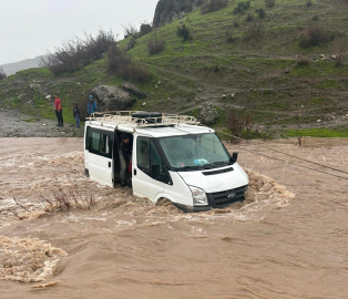 Kalp krizi geçiren kadın, selin kapattığı yolda mahsur kaldığı araçta öldü