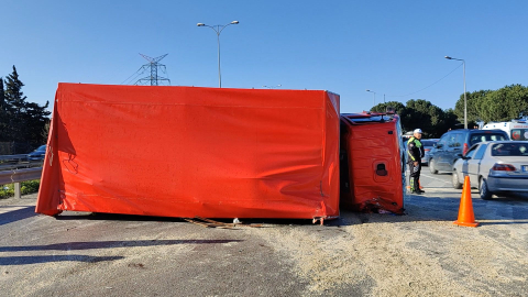 Bayrampaşa'da otomobilin çarptığı kamyon devrildi; 1'i çocuk 7 yaralı