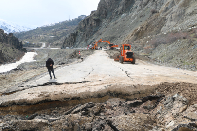 Hakkari- Van kara yolunda heyelan; ulaşım kontrollü sağlanıyor