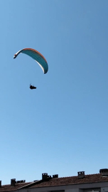 Mahallenin üstünden geçen paraşütçüyü çaya çağırdı