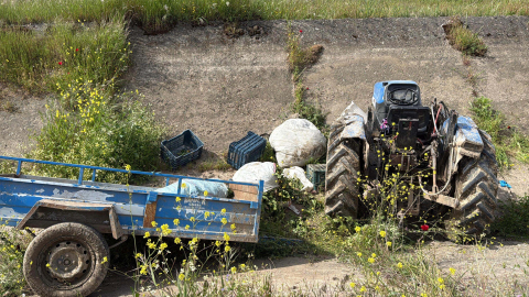 Kanala düşen traktördeki 2 kadın yaralandı