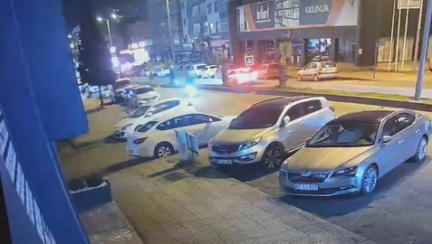 Köpeğe çarpan motosikletin sürücüsü yaralandı; kaza kamerada