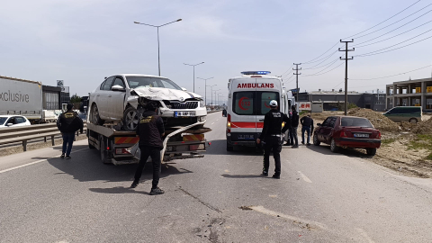 Bursa'da 4 aracın karıştığı zincirleme kaza; 1'i çocuk 5 yaralı