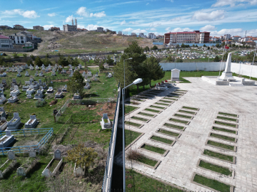 İlçe mezarlığında 'kıble' farklılığı