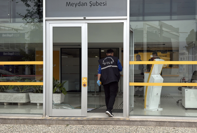 Bankanın kapı camını kırıp kaçtılar