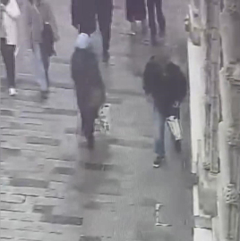 Beyoğlu’nda kaldırımda unutulan bez çantayı çalan şüpheli tutuklandı