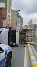 Kağıthane'de demir boşaltılan kamyon devrildi