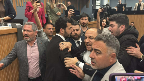 İzmir Büyükşehir Belediye Meclisi'nde gerginlik