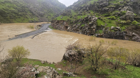 Dere taştı, Şemdinli-Derecik kara yolu ulaşıma kapandı